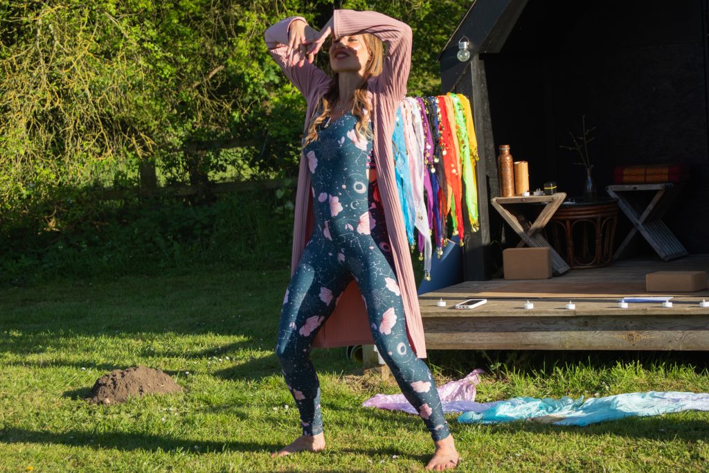 An image representing immersive sound healing and vocal expression, showing a person in a meditative state surrounded by calming sound vibrations. The scene conveys deep listening, emotional openness, relaxation, and authentic self-expression through sound and voice.